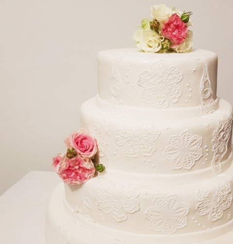 Hochzeitstorte mit Rosendekoration
