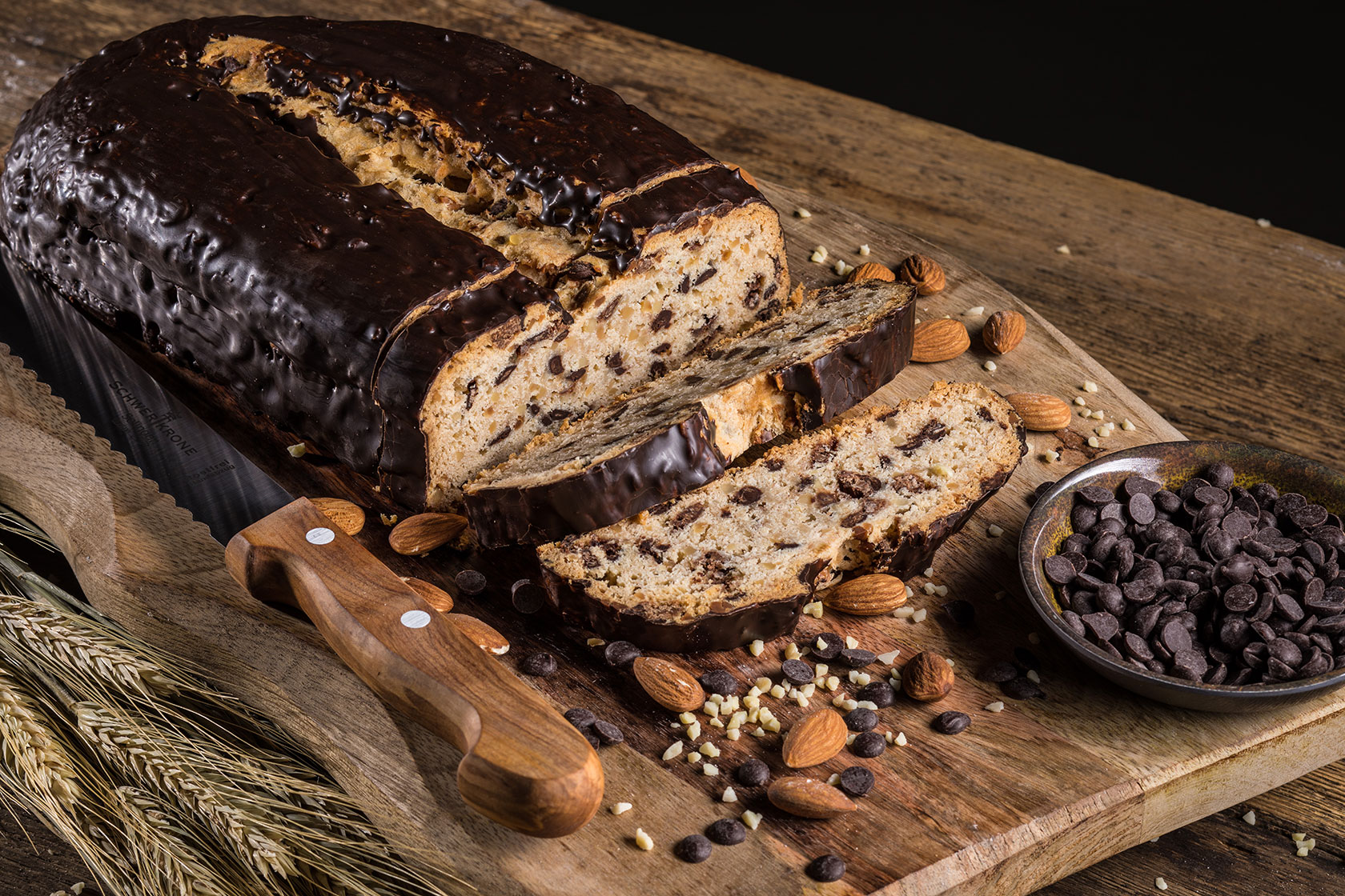 Schokostollen angeschnittener Schokostollen