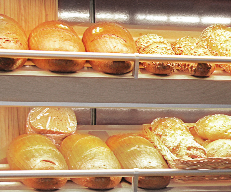 Ladentheke der Bäckerei Adler