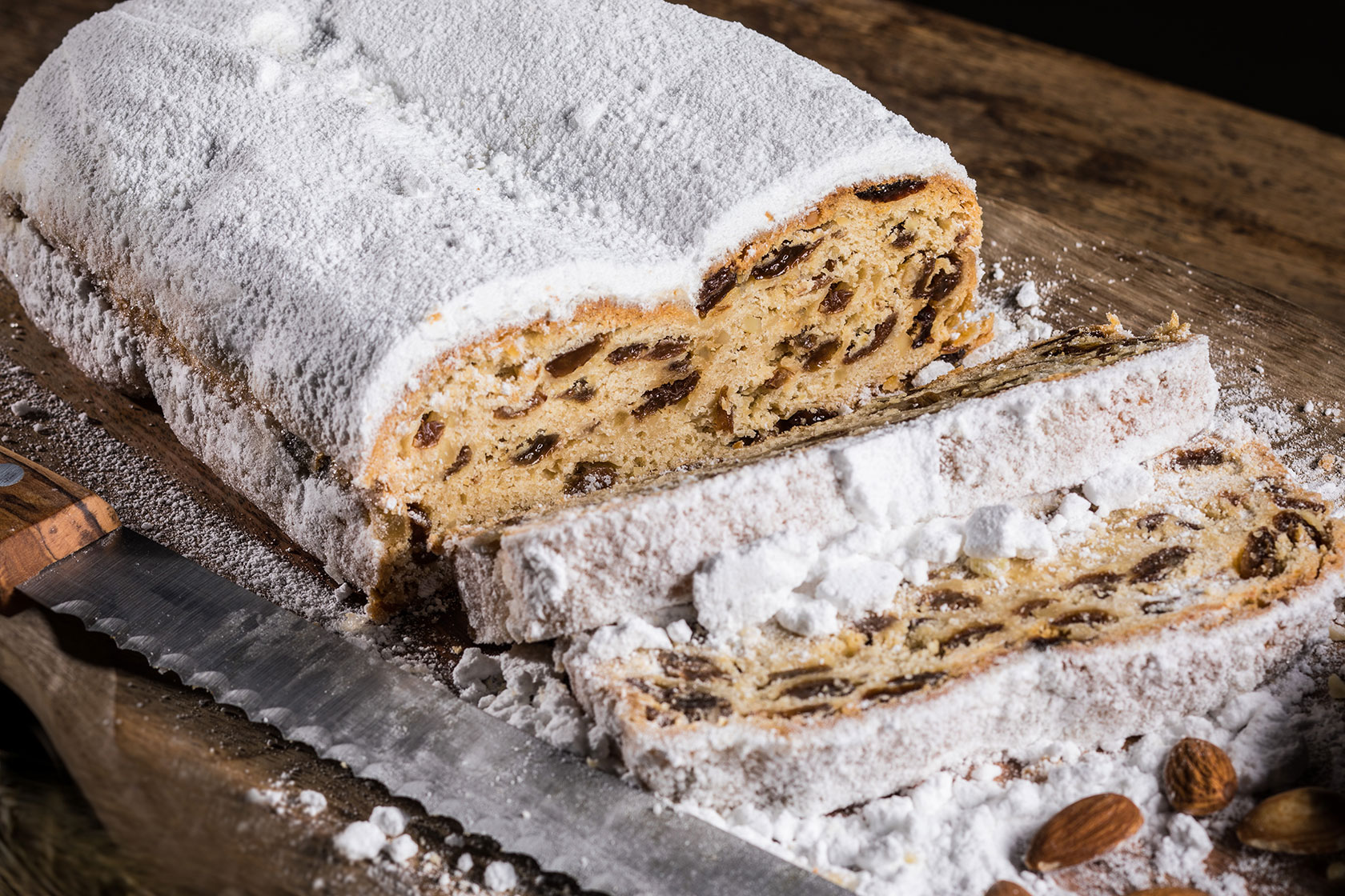 angeschnittener gestrichener erzgebirgischer Weihnachtsstollen