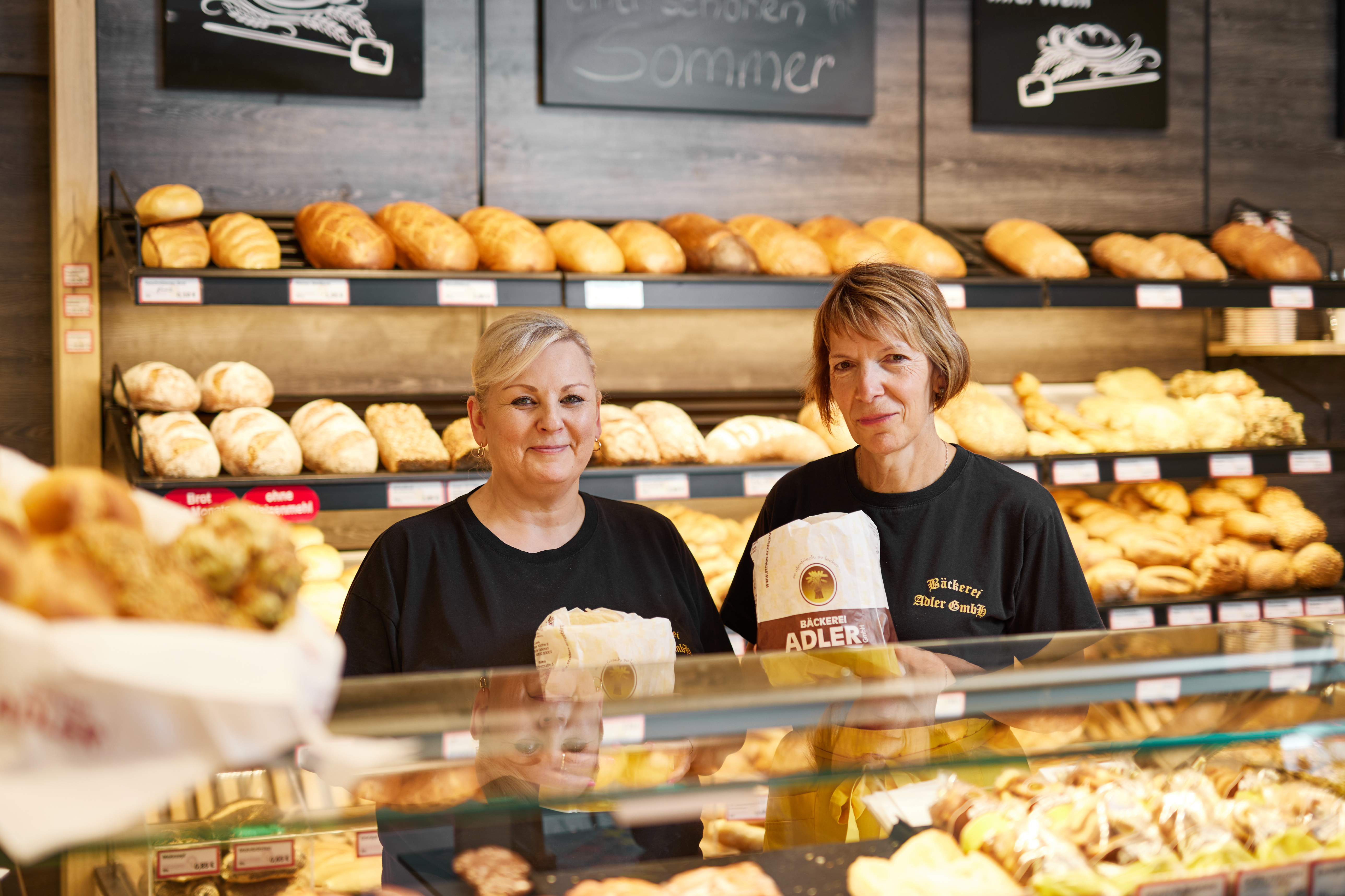 Bäckerreitheke mit Angestellten